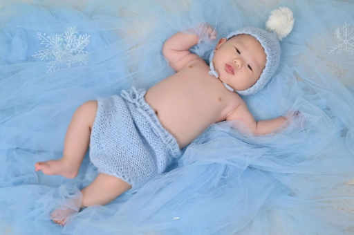 扶余三个月宝宝挠耳朵